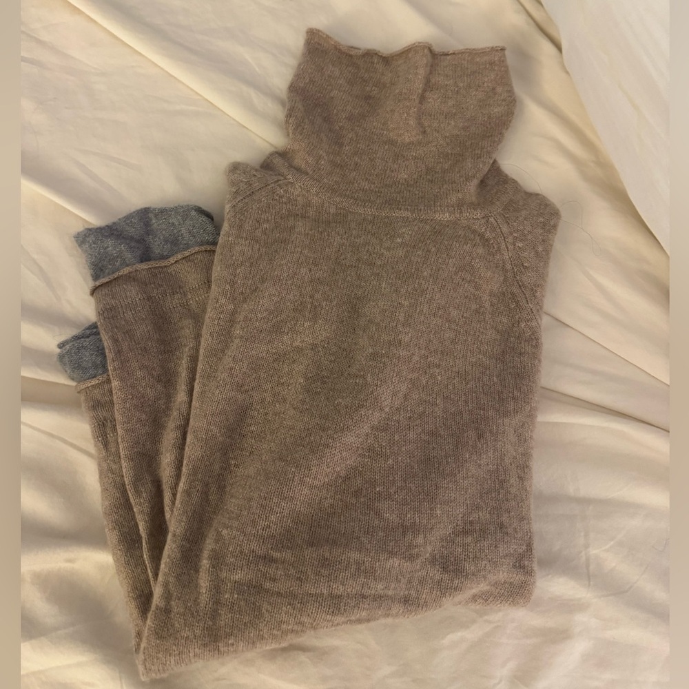 Oatmeal and grey layered 100% cashmere turtle neck